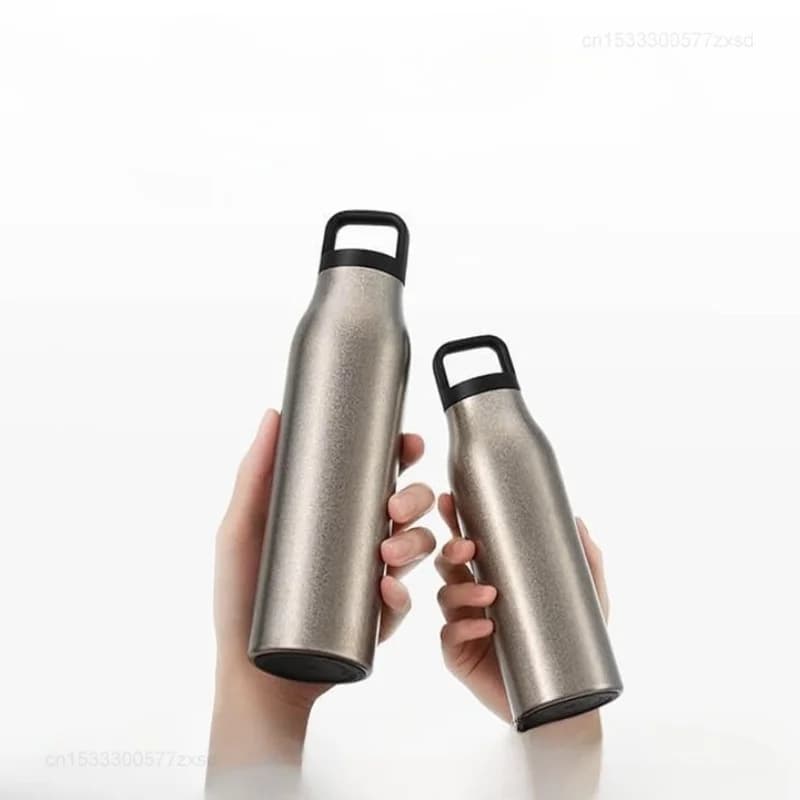 Pure titanium geïsoleerde beker