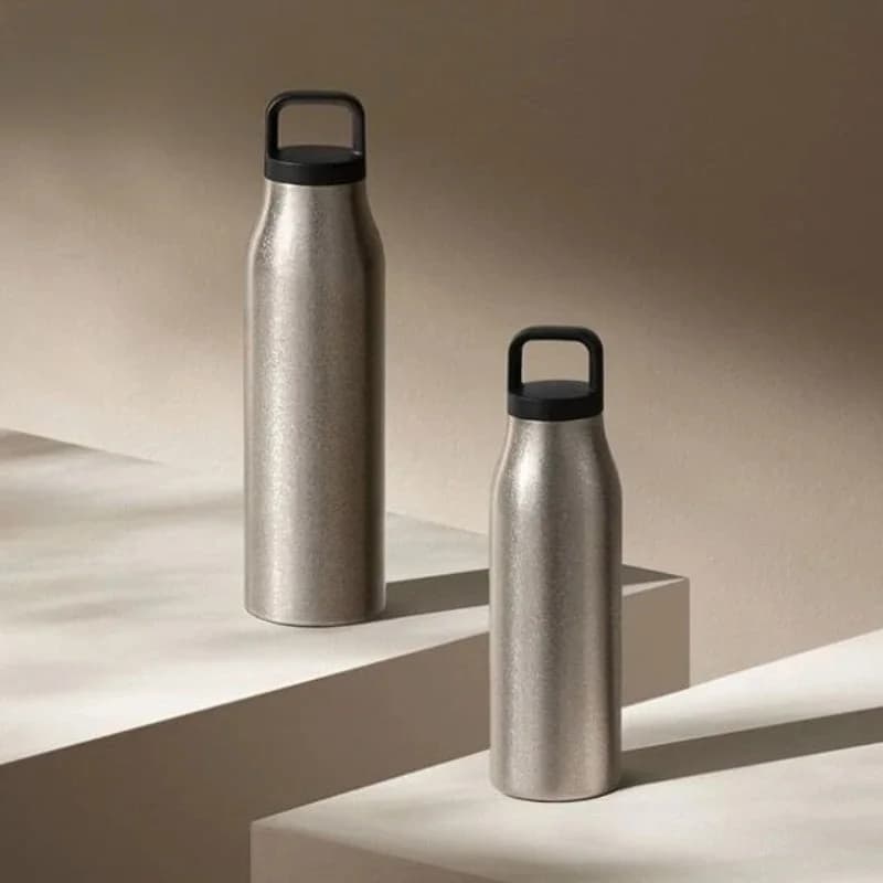 Pure titanium geïsoleerde beker